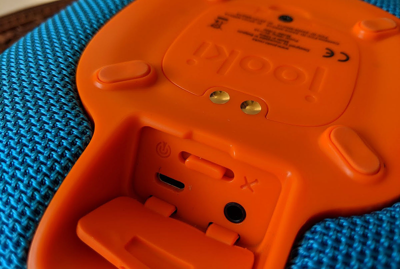 El puerto de carga, el de auriculares y un selector para dejarlo en modo avión en caso de que solo queramos música local.